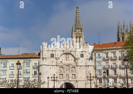 Porte de ville et tour de la cathédrale de Burgos, Espagne Banque D'Images