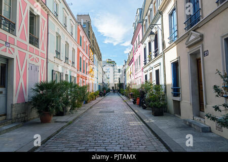 Maisons colorées de la rue Crémieux - Paris Banque D'Images