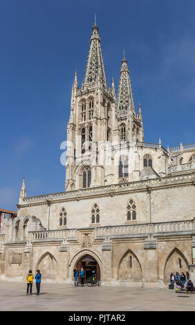 Les gens en face de la cathédrale de Burgos, Espagne Banque D'Images