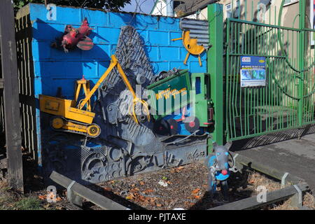 Une sculpture à l'extérieur de l'entrée de déchets de scieries en Castleford Morley Banque D'Images