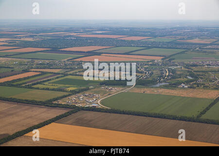 Plusieurs villages, une rivière, des champs ensemencés avec du blé à partir d'une vue à vol d'oiseau Banque D'Images