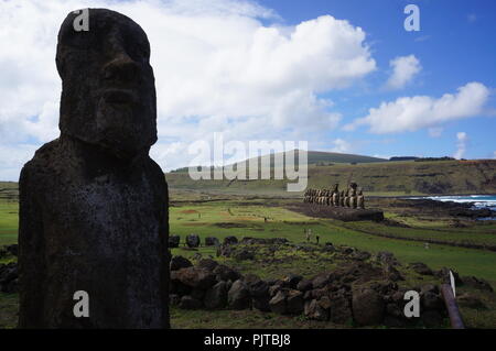 Têtes à Moai Ahu Tongariki, île de Pâques avec fermer jusqu'à l'entrée du site. Banque D'Images