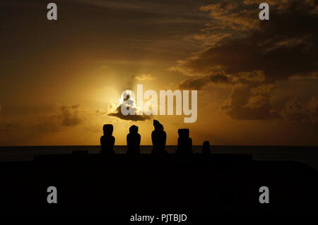 Coucher de soleil sur l'ahu Tahai Moai têtes à, l'île de Pâques (Rapa nui), Chili Banque D'Images