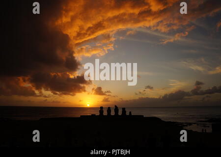 Coucher de soleil sur l'ahu Tahai Moai têtes à, l'île de Pâques (Rapa nui), Chili Banque D'Images