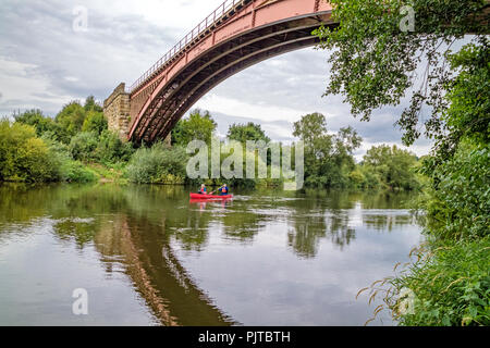 Le Pont Victoria une travée unique de 200 pieds pont ferroviaire traversant la rivière Severn entre Arley et Bewdley dans le Worcestershire, England, UK Banque D'Images