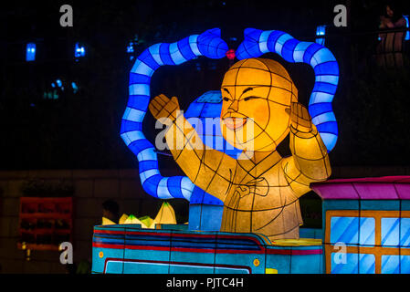 Décoration de lanterne colorée au ruisseau cheonggyecheon pendant le Lotus Lantern Festival à Séoul en Corée Banque D'Images