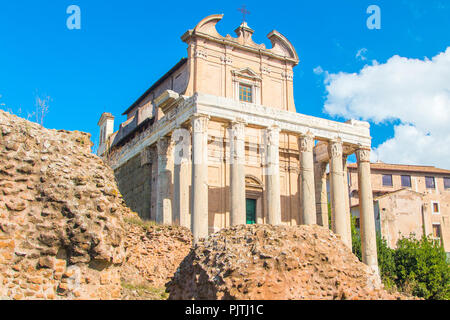 Temple d'Antonin et Faustine, adopté à l'église de San Lorenzo à Miranda, Forum Romanom (Forum romain), Rome, Italie Banque D'Images