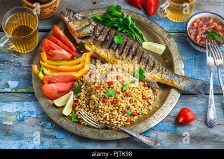 Bar grillé sur plaque coper, style marocain Banque D'Images