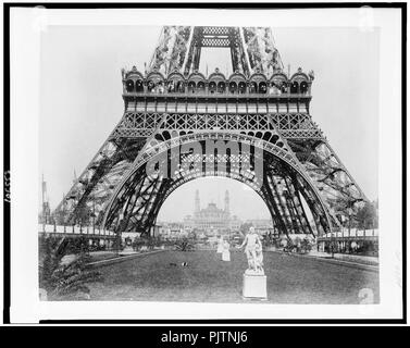 Pied de la Tour Eiffel, avec des statues en premier plan et arrière-plan dans le Palais du Trocadéro, l'Exposition de Paris, 1889 Banque D'Images