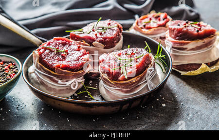 Steak de filet de bœuf enrobé de bacon stockés dans le moule. Banque D'Images