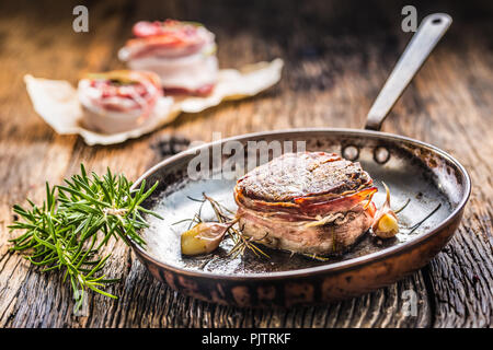 Close-up partie de filet de boeuf juteux steak recouvert de bacon. Banque D'Images