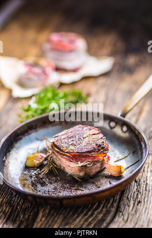 Close-up partie de filet de boeuf juteux steak recouvert de bacon. Banque D'Images