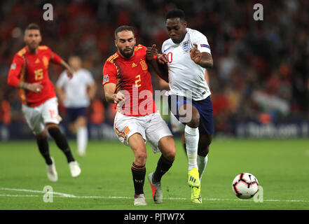 L'Espagne Dani Carvajal (à gauche) et l'Angleterre Danny Welbeck (à droite) bataille pour la balle au cours de l'UEFA Ligue Ligue des Nations Unies, un groupe de quatre match au stade de Wembley, Londres. Banque D'Images