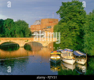 Des bateaux touristiques PONT TRAMWAY Royal Shakespeare Theatre de Stratford-upon-Avon ENGLAND UK Banque D'Images