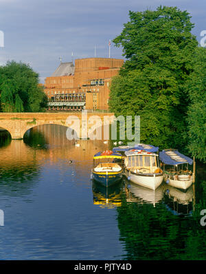 Des bateaux touristiques PONT TRAMWAY Royal Shakespeare Theatre de Stratford-upon-Avon ENGLAND UK Banque D'Images