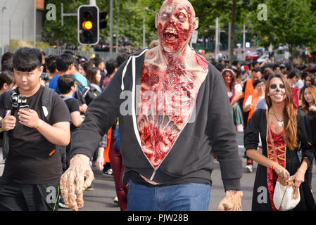 Les participants déguisés en zombies shuffle la rue au cours de la Zombie Walk de Sydney le 29 octobre 2016 à Sydney, Australie. Des centaines de personnes se sont rassemblées aujourd'hui déguisés en zombies pour la 6e édition de la Zombie Walk de Sydney à l'appui de la Fondation ''Cerveau'. Banque D'Images