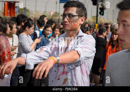 Les participants déguisés en zombies shuffle la rue au cours de la Zombie Walk de Sydney le 29 octobre 2016 à Sydney, Australie. Des centaines de personnes se sont rassemblées aujourd'hui déguisés en zombies pour la 6e édition de la Zombie Walk de Sydney à l'appui de la Fondation ''Cerveau'. Banque D'Images