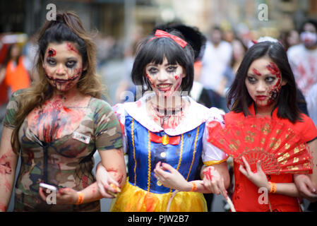 Les participants déguisés en zombies shuffle la rue au cours de la Zombie Walk de Sydney le 29 octobre 2016 à Sydney, Australie. Des centaines de personnes se sont rassemblées aujourd'hui déguisés en zombies pour la 6e édition de la Zombie Walk de Sydney à l'appui de la Fondation ''Cerveau'. Banque D'Images