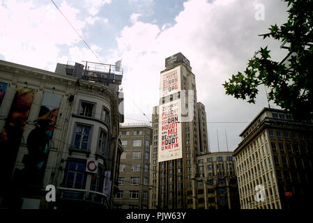 Avenue du quartier commerçant de Meir 'De' avec la KBC Boerentoren (Belgique, 21/05/2004) Banque D'Images