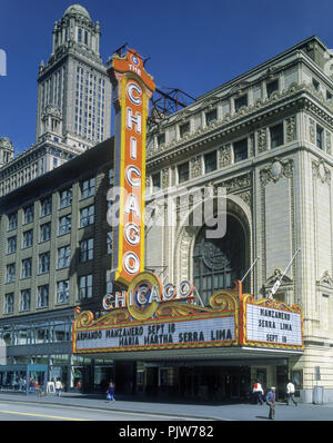 1992 HISTORIQUE CHICAGO THEATRE CENTRE SIGNE MARQUEE PAGE FRÈRES BÂTIMENT (©RAPP & RAPP 1921) STATE STREET CHICAGO ILLINOIS USA Banque D'Images