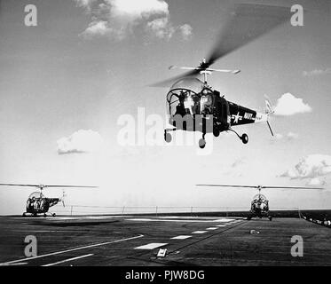 Bell HTL-3 décollant de l'USS Valley Forge (CV-45) 1953. Banque D'Images