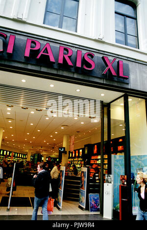 ICI Paris XL store sur l'avenue du quartier commerçant de Meir 'De' (Belgique, 21/05/2004) Banque D'Images