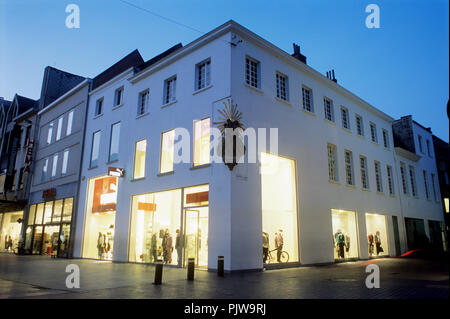 Puma store sur l'avenue du quartier commerçant de Meir 'De' (Belgique, 30/11/2006) Banque D'Images