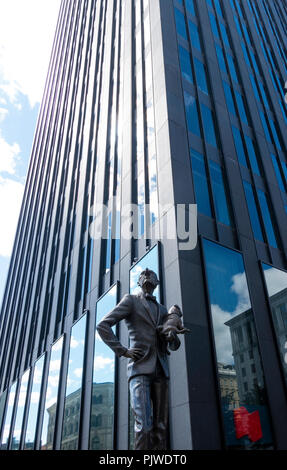 L'anglais avec le pug par Marc A. J. Fortier dans la vieille ville de Montréal Banque D'Images