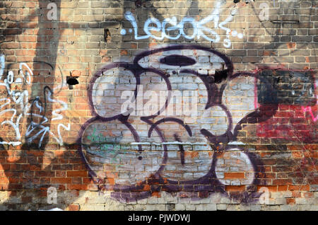 Le vieux mur, peint en couleur rouge dessin graffiti peintures en aérosol. Image de fond sur le thème de street art et graffiti dessin Banque D'Images