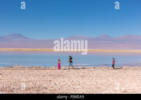 Atacama, Chili - 9 Oct 2017 - angle étroit tourné de parent et un enfant marche autour du Salar d'Atacama dans une lumière fade, l'après-midi, volcan de th Banque D'Images