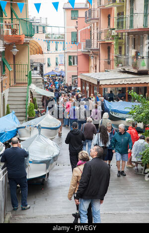 Rues de Manarola, Italie encombrée de touristes durant les mois d'été Banque D'Images