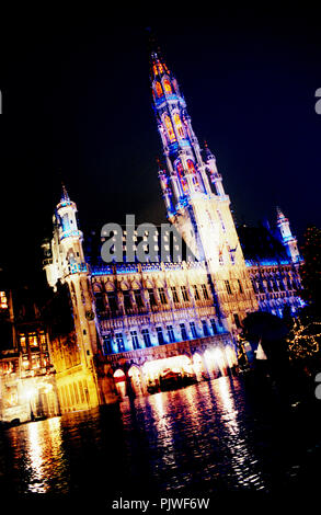 L'Hôtel de Ville, Hôtel de Ville de Bruxelles sur la Grand Place à l'occasion des fêtes de son et lumière (Belgique, 10/12/2003) Banque D'Images