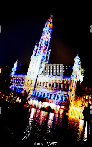 L'Hôtel de Ville, Hôtel de Ville de Bruxelles sur la Grand Place à l'occasion des fêtes de son et lumière (Belgique, 10/12/2003) Banque D'Images