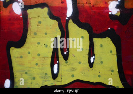 Un fragment de graffitis à l'aide de dessin des contours, appliqué au mur avec l'aide de godets avec les peintures en aérosol sur les zones de remplissage de couleur. Backgroun Banque D'Images