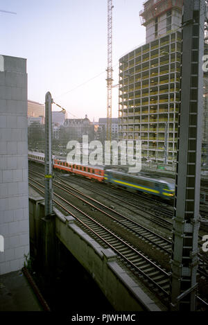 Vue sur les chemins autour de la gare de Bruxelles Nord avec le Covent Garden tower en construction (Belgique, 03/01/2006) Banque D'Images