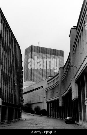 La Tour des Finances à Bruxelles comme vu de la rue Saint-Laurent (Belgique, 1993) Banque D'Images