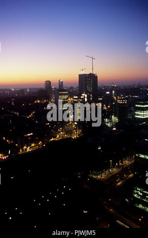 Vue panoramique sur Bruxelles au coucher du soleil depuis le toit de la tour Belgacom (Belgique, 14/01/2006) Banque D'Images