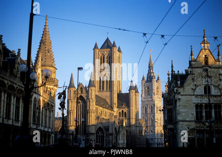 L'église St Nicolas et la tour du beffroi sur la place Emile Braun à Gand (Belgique, 19/12/2007) Banque D'Images
