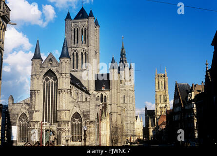 L'église St Nicolas et la tour du beffroi sur la place Emile Braun à Gand (Belgique, 08/04/2006) Banque D'Images