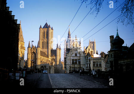 L'église St Nicolas et la tour du beffroi sur la place Emile Braun à Gand (Belgique, 19/12/2007) Banque D'Images