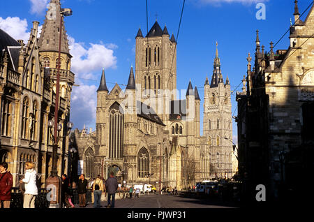 L'église St Nicolas et la tour du beffroi sur la place Emile Braun à Gand (Belgique, 08/04/2006) Banque D'Images