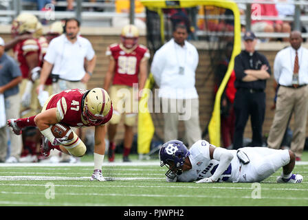 Le Massachusetts, USA. Le 8 septembre 2018. Sainte Croix croisés arrière défensif Alex Johnson (22) s'attaque à Boston College Eagles fullback Colton Cardinal (47) au cours de la NCAA football match entre Sainte Croix croisés et Boston College Eagles à Alumni Stadium. Boston College a gagné 62-14. Anthony Nesmith/CSM/Alamy Live News Banque D'Images