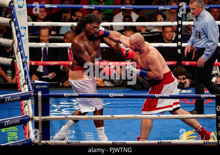 Brooklyn, New York, USA. Sep 8, 2018. KOWNACKI ADAM (blanc et rouge) lignes de batailles CHARLES MARTIN dans un combat de poids lourds au Barclays Center de Brooklyn, New York. Crédit : Joel Plummer/ZUMA/Alamy Fil Live News Banque D'Images