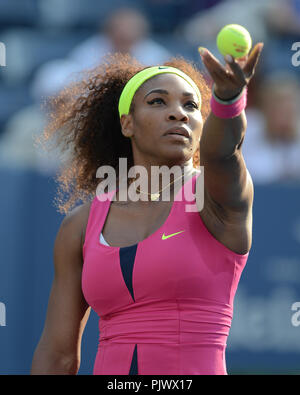 NEW YORK, NY - 30 août : Serena Williams, de l'renvoie une tourné contre Maria Jose Martinez Sanchez de l'Espagne au cours de leurs dames deuxième tour sur le quatrième jour de l'US Open 2012 à l'USTA Billie Jean King National Tennis Center le 30 août 2012, dans le quartier de rinçage de la Queens Borough de la ville de New York. People : Serena Williams Banque D'Images
