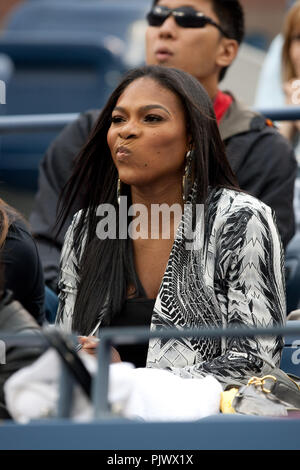 NEW YORK - 10 SEPTEMBRE : Serena Williams regarde sa sœur Venus Williams des États-Unis joue contre Kim Clijsters de Belgique durant sa demi-finale des femmes au jour 12 de l'US Open en 2010 à l'USTA Billie Jean King National Tennis Center le 10 septembre 2010 dans le quartier de rinçage de la Queens Borough de New York City People : Serena Williams Banque D'Images