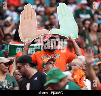 Miami Gardens, Florida, USA. 05Th Nov, 2018. Miami Hurricanes fans montrent leur soutien au cours de l'école match de football entre les tigres et l'état de la savane des ouragans de Miami au Hard Rock Stadium de Miami Gardens, en Floride. Les Hurricanes ont remporté 77-0. Mario Houben/CSM/Alamy Live News Banque D'Images