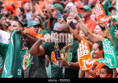 Miami Gardens, Florida, USA. 05Th Nov, 2018. Miami Hurricanes fans montrent leur soutien au cours de l'école match de football entre les tigres et l'état de la savane des ouragans de Miami au Hard Rock Stadium de Miami Gardens, en Floride. Les Hurricanes ont remporté 77-0. Mario Houben/CSM/Alamy Live News Banque D'Images