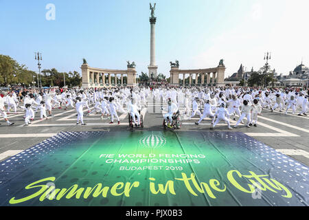 Budapest, Hongrie. . Sep 8, 2018. Tireurs participer un flashmob organisé par la Fédération hongroise d'escrime pour marquer la Journée mondiale de l'escrime à la Place des Héros à Budapest, Hongrie. Le 8 septembre 2018. L'événement a également pour promouvoir l'accueil des Championnats du monde d'escrime 2019, 15-23 juillet. Credit : Attila Volgyi/Xinhua/Alamy Live News Banque D'Images