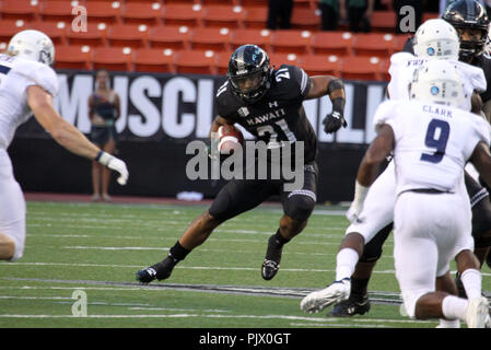 Honolulu, Hawaii. 8 septembre 2018 - Hawaii Rainbow Warriors running back Fred Holly III # 21 s'exécute au cours d'un match entre l'Hawaii Rainbow Warriors et les hiboux du riz à l'Aloha Stadium d'Honolulu, HI - Michael Sullivan/CSM Crédit : Cal Sport Media/Alamy Live News Banque D'Images