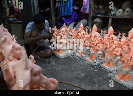 Allahabad, Uttar Pradesh, Inde. Sep 9, 2018. Allahabad : un artiste de donner la touche finale à la statue de Lord Ganesh Chaturthi Ganesh de célébration du festival à Allahabad sur 09-09-2018. Credit : Prabhat Kumar Verma/ZUMA/Alamy Fil Live News Banque D'Images